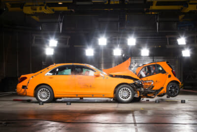 コンパティビリティの哲学を世界で初めて市販車に本格的に導入したのが、1995年に発表したEクラス／W210。つまり、自らの衝撃吸収能力をより高めることで生まれたクラッシャブルゾーンの余裕を相手方の車両と分かち合うということ。写真はスマート フォーツーとSクラスの衝突テスト（2014年）