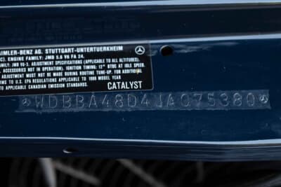 7万8400ドル（邦貨換算約1170万円）で落札されたメルセデス・ベンツ「560SL」（C）Courtesy of RM Sotheby's