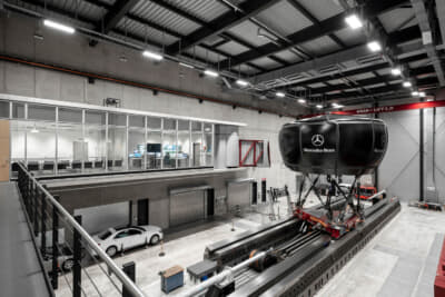 2010年10月、ジンデルフィンゲンのメルセデス・ベンツ・テクノロジー・センター（MTC）でムービングベースの新ドライビング・シミュレーターが正式にオープン