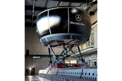 このムービングベースシミュレーターは360度スクリーン、高速電気システム、テストセットアップに応じて横方向または縦方向の動きに対応する12mの長さのレールを備え、シミュレーターセルは6つの可動支柱に取り付けられている