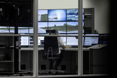 データラインによってドライビング・シミュレーターのコンピュター制御にリンクされている