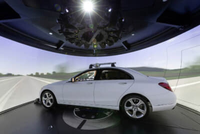 巨大なドライビング・シミュレーターのドーム内に実験車両がセットされる