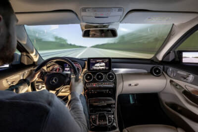 シングルチャンネルまたはマルチチャンネルのプロジェクションと走行音を伝えるサウンドシステムのおかげで、交通シナリオは非常にリアル。ドライバーは仮想世界に没頭し、実際の道路交通のように行動できる