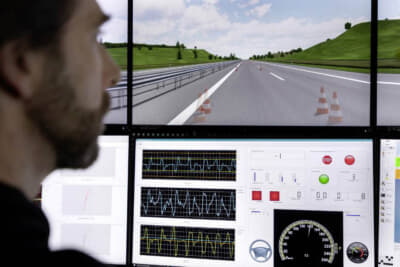 ドライビング・シミュレーターでは仮想世界でのドライビングテストを実施