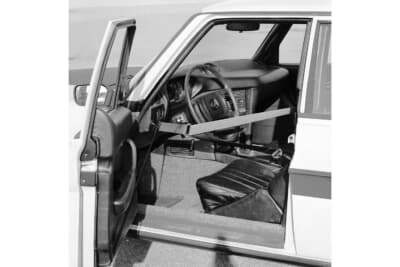 ESF 05には「フォースリミッター付き3点式シートベルト」、運転席と助手席に加えて後席にも用意された「SRSエアバッグ」、「ABS」など、実験段階にあった安全装備も数多く搭載