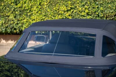 7万8400ドル（邦貨換算約1170万円）で落札されたメルセデス・ベンツ「560SL」（C）Courtesy of RM Sotheby's