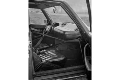 ESF 13の助手席ドアから室内の自動固定式3点式シートベルトが見える