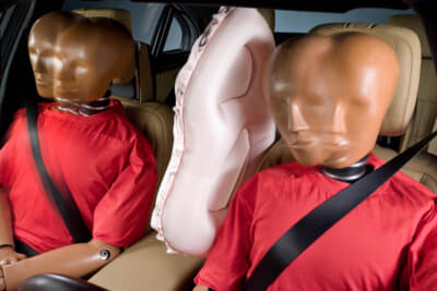 側面衝突のプレセーフ・パルス。乗員をクルマの中心方向に最大5cm移動させ、この装備で乗員の身体にかかる力を約1/3低減する