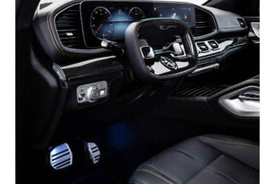 ESF 2019の新しいステアリングホイールは足元のスペースが広く、収納可能。ペダルは格納式で、自動運転モードでの快適性と安全性が向上する