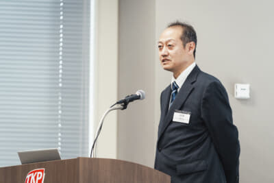 「JASMA基準と後付消音器の事前認証制度について」をテーマにプレゼンテーションを展開したJASMAの技術部会委員で（株）ロッソ営業企画部部長の大舘稔彦氏