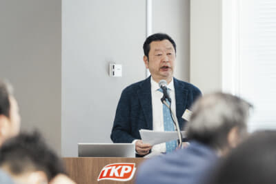 寺田氏に続いて「アルミホイールのサーベイランステスト（試買試験）について」講演した、自動車用軽合金製ホイール試験協議会（JWTC）サーベイランステスト委員会委員長・トピー実業の生松伸彦氏