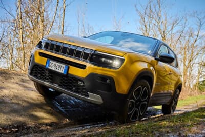 ジープ「アベンジャー アルティテュード」は旧価格から−30万円となる