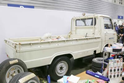いすゞ エルフ 150 1.25トン：低床の荷台が275cmもあるので、大型バイク、ロングボード、カヌーなどを運べる。荷台に作業灯がある
