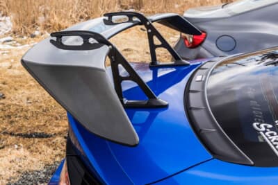 スバル BRZ STIスポーツ：オプションのドライカーボンリアウイングを装着