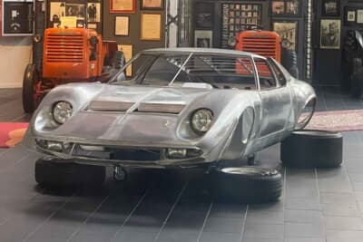 知り合いに依頼されてアルミで制作したイオタのボディ（オブジェ）は、その完成度の高さを認められ、イタリアのフェルッチオ・ランボ ルギーニ博物館に収蔵・展示されている