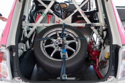 アバルト500 R3T：リアゲートを開けるとロールケージが張り巡らされ、スペアタイヤが収まる