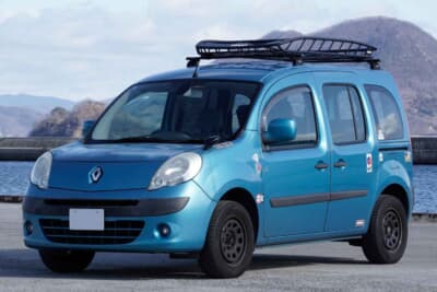 ルノー カングー：1973年式フォルクスワーゲン・タイプ1から5年前にカングーに乗り換えた“サイドンさん”。「5速マニュアル車なのにリッター5キロですよ」と笑う