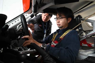 ピットロードリミッターや無線などスイッチ類の説明を受ける