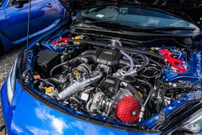 スバル BRZ：インテークダクトと併用可能なHKSのターボキットをチョイス。エンジンルームを開けてもらうと、赤いマッシュルーム形状のエアクリーナーとタービンが目に入ってくる