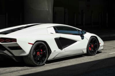 190万ドル～240万ドル（邦貨換算約2億7180万円～3億4335万円）で現在も販売中のランボルギーニ「カウンタックLPI800-4」（C）Bonhams