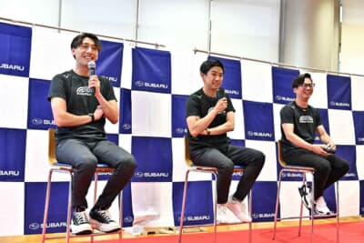 左からチームタクティの久保凜太郎選手の代役を努める篠原拓朗選手、チーム代表の井口卓人選手、奥本隼士選手。栃木スバル宇都宮店でトークショーした