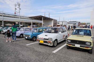 川之江栄町商店街駐車場に、排気量550ccまでの軽自動車が大集合