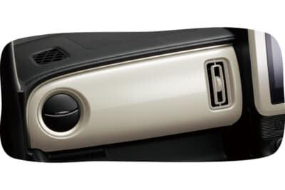 スズキ ワゴンR スマイル クリームコーデ：ベージュのインパネカラーパネル、シャンパンゴールドのインパネカラーパネルガーニッシュとエアコンサイドルーバーガーニッシュ