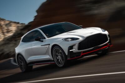 アストンマーティン DBX S：アストンマーティン製の4L V8ツインターボエンジンの改良版が搭載されている