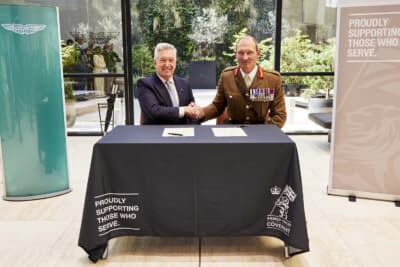 アストン・マーティンのエグゼクティブ・チェアマンであるエイドリアン・ホールマーク氏と、陸軍第1師団司令官のダン・リーヴ少将(MC)