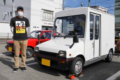 1989年式のダイハツ ミラウォークスルーバンと、オーナーの“かむかむ”さん