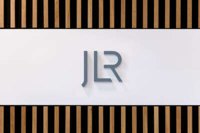 JLRの王室との関係は1951年、ランドローバーが国王ジョージ6世がロイヤルワラントを授与したことにはじまる