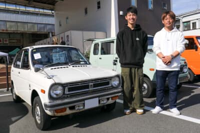 1974年式のホンダ 初代ライフとオーナーの“しゅー”さん。隣はホンダ ステップバンのオーナーであるお父様