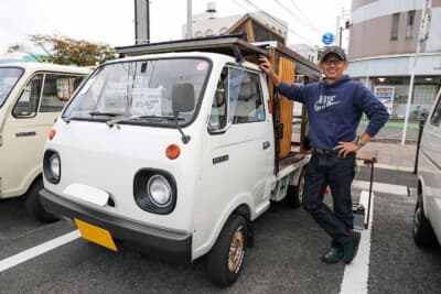 1988年式のマツダ ニューポーターキャブと、オーナーの“きくの丸”さん