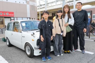 1981年式の三菱 4代目 ミニカ デラックスバンと、オーナーの鎌倉さんファミリー