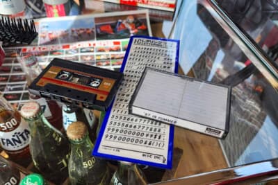 懐かし物だらけのテーブルの上に注目。こすって貼るレタリングも流行ったもの