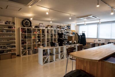 「女性でも来店しやすいように」という代表の松下さんの粋な計らいによってフルリノベーションされた店内は、まるでカフェのような居心地の良い雰囲気