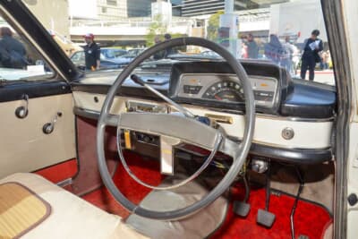 日産 初代 セドリックバン：インテリアも良好な状態を保つ。コラムシフトだ