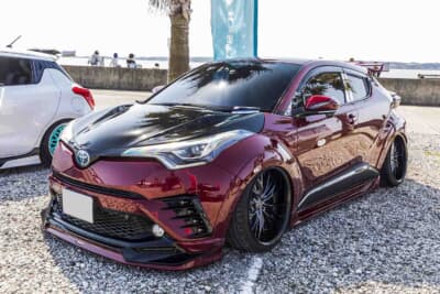 トヨタ C-HR：フロントとサイドにはTRDのエアロパーツを装着