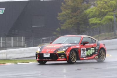GR86/BRZ Cup参戦車両にXERO（ゼロ）RSプラスを装着して青木選手は試乗を行った