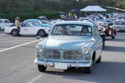 ボルボ アマゾン122S：今治市タオル美術館駐車場をスタートする久米直子さんと矢野淳子さん