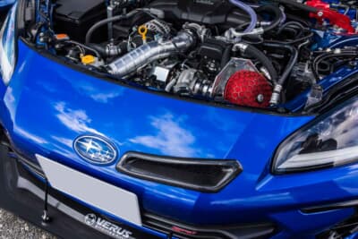 スバル BRZ：フロントノーズのエンブレム脇にはガレージベリーのインテークダクトを装着