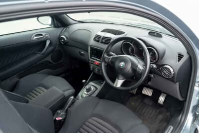 7000ポンド~1万ポンド(邦貨換算約135万円〜193万円)で現在も販売中のアルファ ロメオ「147GTA」(C)Bonhams