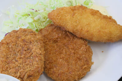 揚げたての惣菜3点がのっているフライ定食は990円
