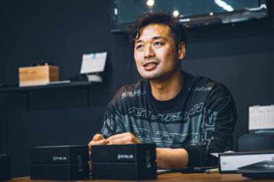 学生時代はバスケに青春の全てを費やしたという宇津江さんは自動車業界15年目。ディーラー勤務時代にコーティングの奥深さを実感したという