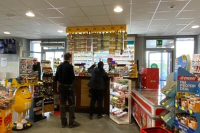 イタリアのサービスエリアでは色んな種類の宝くじもたくさん販売されていました