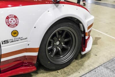 マツダ 初代NA6C型 ロードスター：拡幅したワイドなフェンダーに合わせ、ワタナベ製深リムホイールを装着