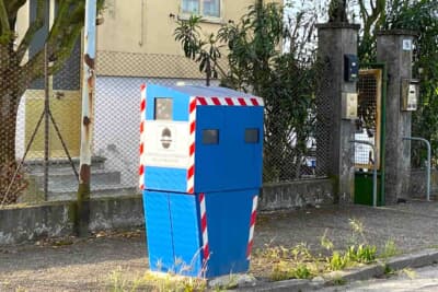 イタリアのあちらこちらにあるオービス。明らかに故障してそうなのもありますが、高い罰金が怖いのできっちり制限速度を守ります