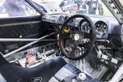 日産 S31型 フェアレディZ：ロールケージを装着。ボディのスポット増しを行っている