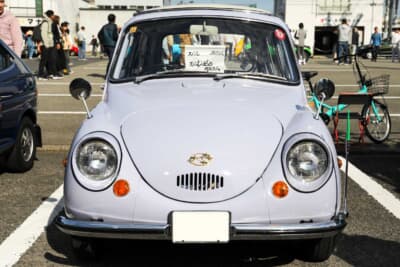スバル 360カスタム：前から見るとスバル 360。コーナーポールも貴重なパーツだ 