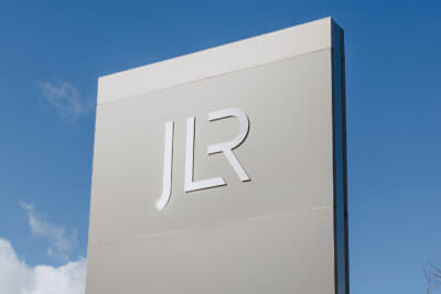 JLRは王室御用達企業として、由緒ある紋章を掲げることが許可された